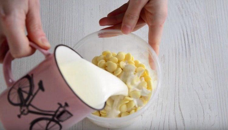 Nalijte čokoládu s horkou smetanou.