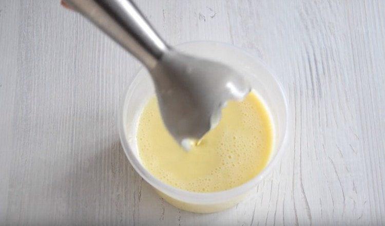 Čokoládu přerušujeme smetanou s mixérem.