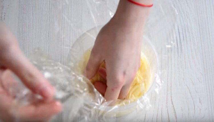 přikryjte slepou fólii a položte chladničku.