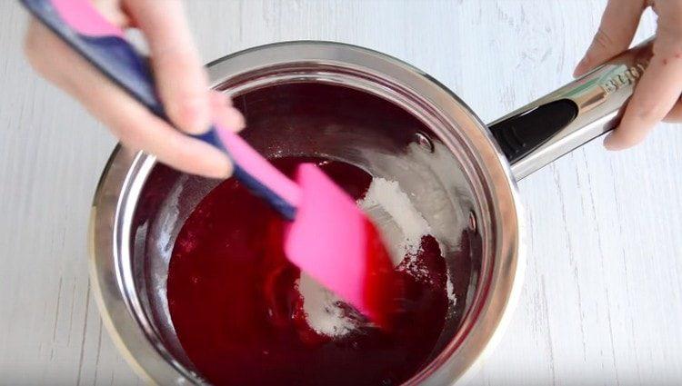 Do stewpanu vložte škrob, malinový pyré.