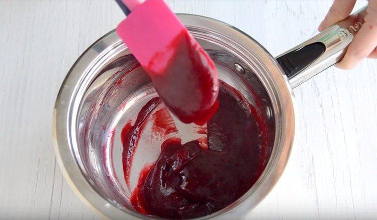 Vařte bobulovou hmotu do zhuštění.