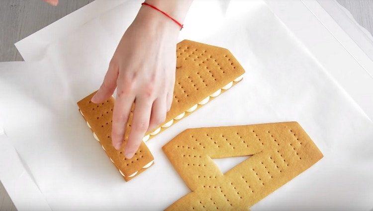 Jemně rozetřete druhou dávku dortů na horní část krému.