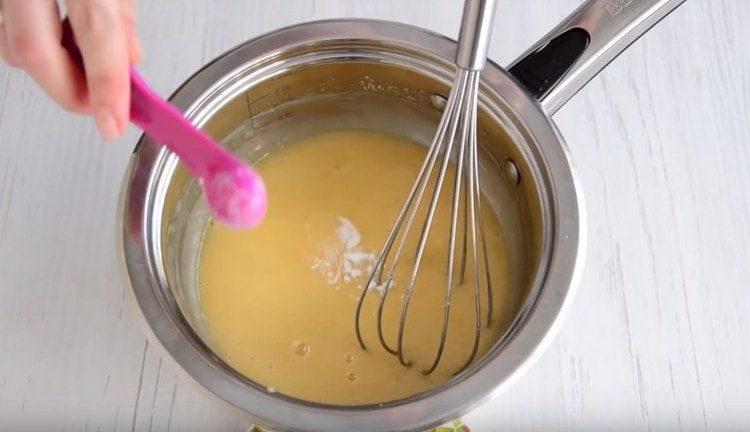 Přidejte horkou hmotu sodu a promíchejte