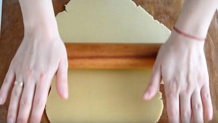 rozdělíme těsto na polovinu a každý kus rozvaříme na tenkou vrstvu.