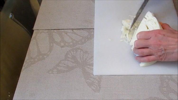 Cum se gătește varză fiartă cu cârnați