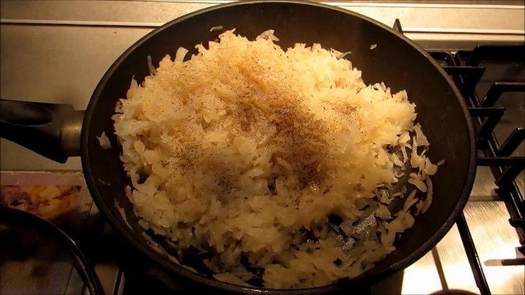 adăugați condimente în tigaie