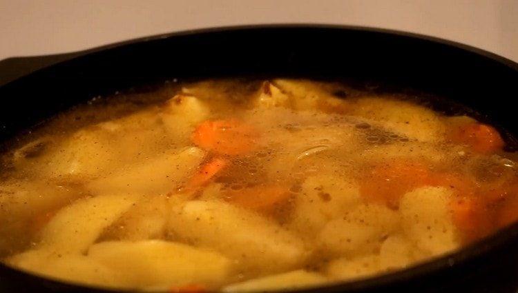 Fügen Sie Wasser hinzu, um Gemüse zu bedecken.