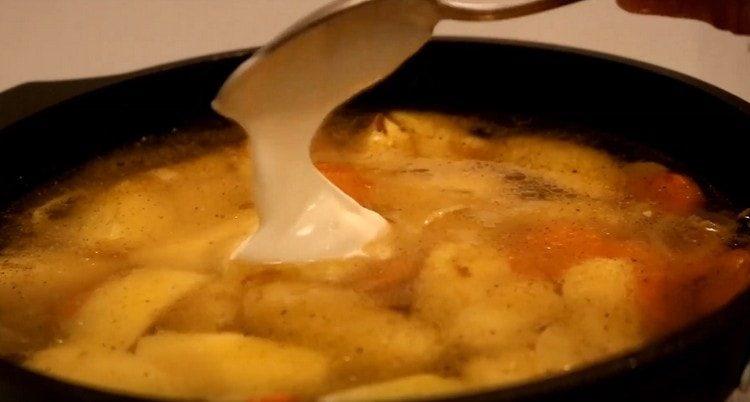 Sauerrahm hinzufügen.