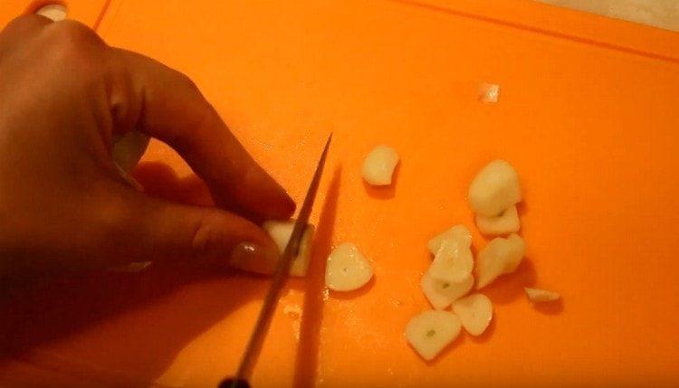 Wir schneiden den Knoblauch in Scheiben und die Karotten im Kreis.