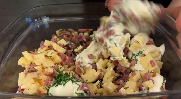 Mezclar los ingredientes con hierbas y mayonesa.