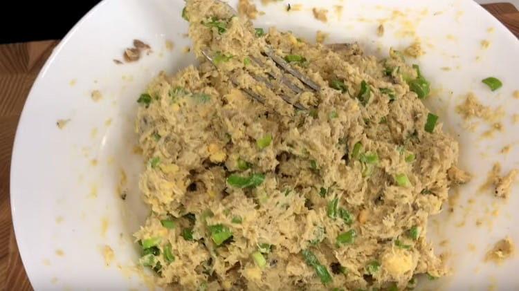 Agregue las cebollas verdes picadas y el relleno estará listo.