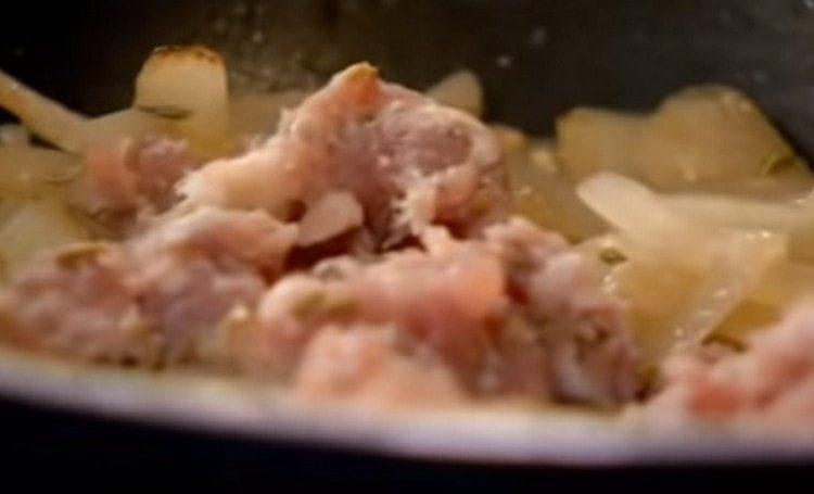 Føj hjemmelavede pølser til løgen.