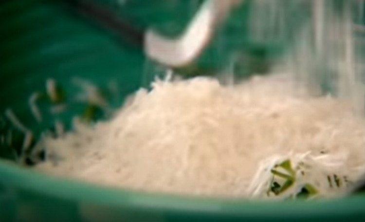 Tilføj greener til æggene og gnid parmesan