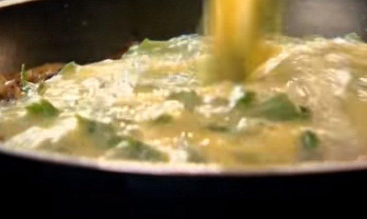 hæld æggemassen i gryden.