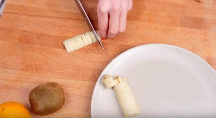 חותכים את הבננה לקוביות קטנות.