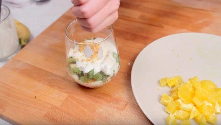 שופכים מעט יוגורט על הקיווי, שופכים מעט דגני בוקר.