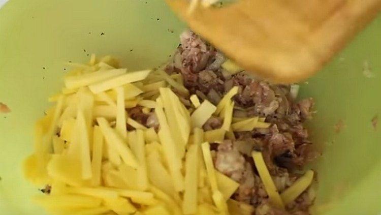מוסיפים את תפוחי האדמה למלית ומערבבים.