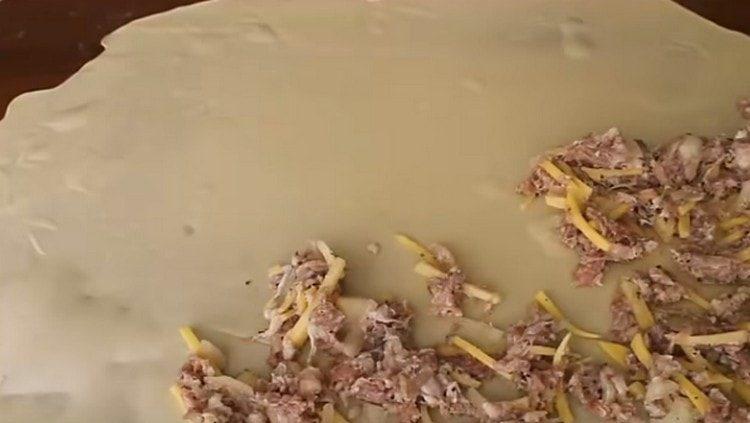 שים את המלית על הבצק המגולגל.