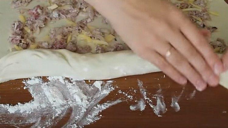 מסובבים בעדינות את הבצק הממולא בגליל.