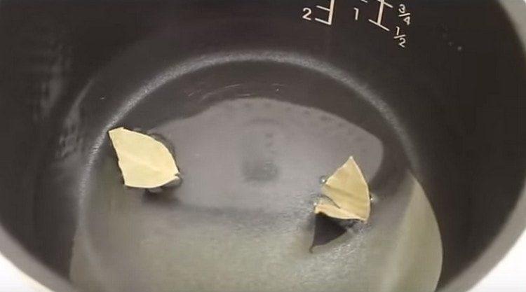 שופכים מים לקערת הרב-קוקר, מוסיפים עלה דפנה