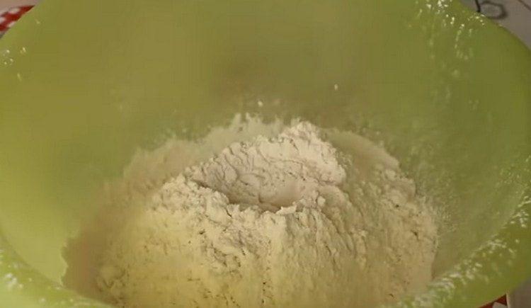 מנפים קמח לקערה ללישת בצק.