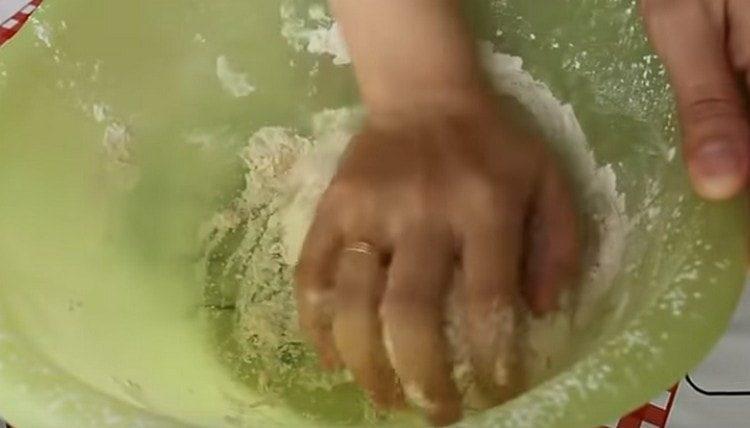 ללוש את הבצק.