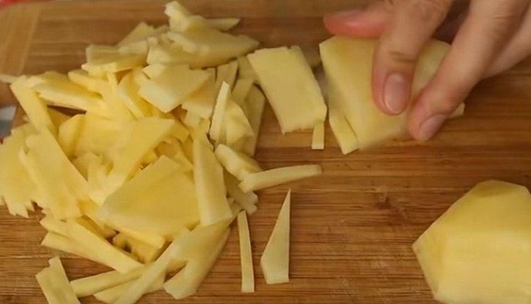 חותכים את תפוחי האדמה לרצועות דקות.