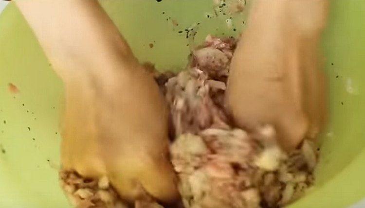 הוסף לבצל בשר טחון.