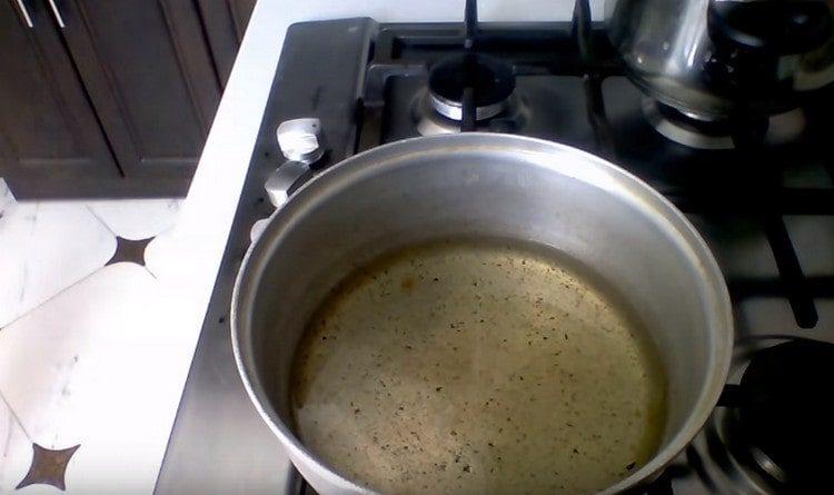 aqueça o óleo em uma panela.