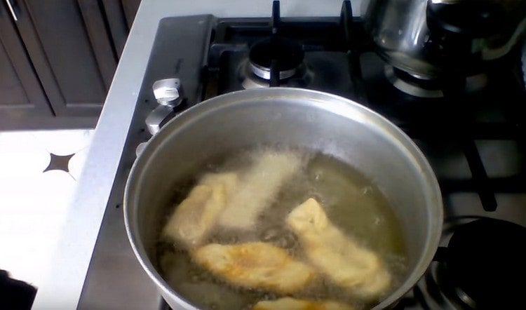 Coloque o mato em óleo fervente.