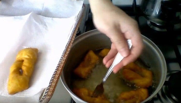 Colocamos o mato acabado nas toalhas de toalhas.