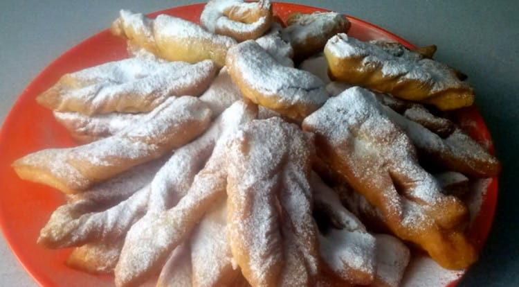 Polvilhado com mato de kefir polvilhado com açúcar de confeiteiro.