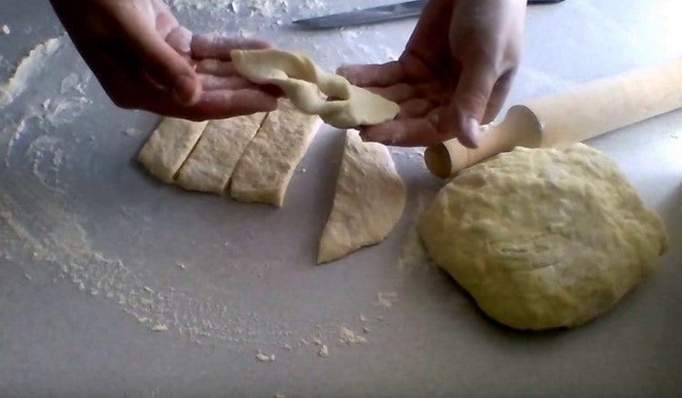 faça cortes nas tiras de teste e forme mato.