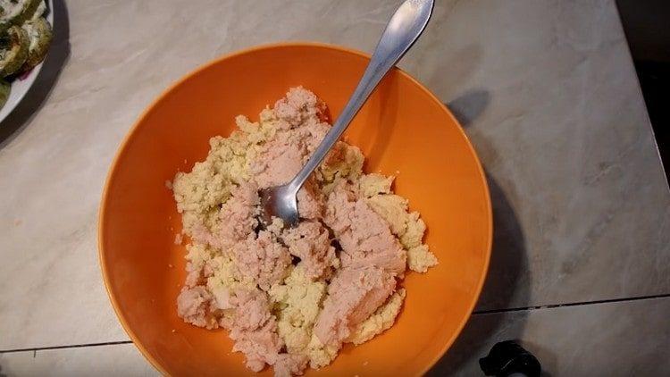 Se macină bețișoarele de crab și ouăle fierte cu un blender.