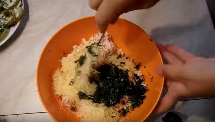 Adăugați mărar, brânză rasă în masă și amestecați.