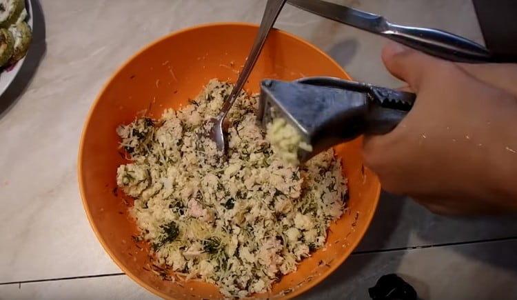 Prin presă trecem usturoiul în masă.