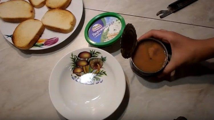 Tăiați pâinea în felii și uscați-o într-o tigaie uscată.