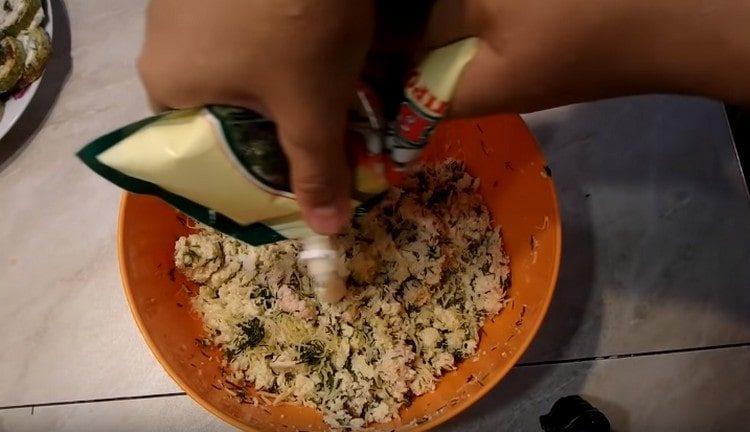 Umpleți masa cu maioneză.