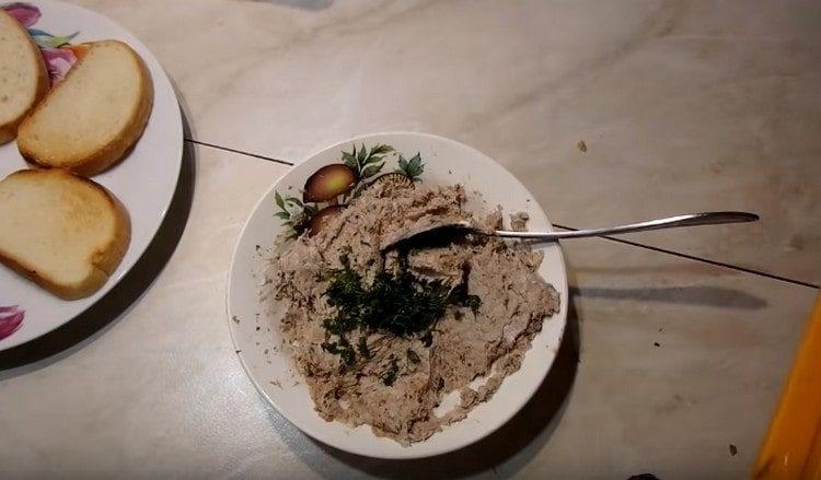 Adăugați mărar tocat în masă.