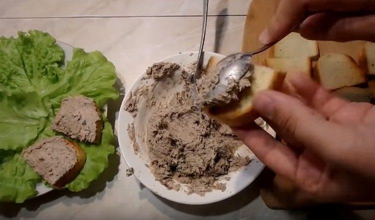 Întindem feliile de pâine cu masa rezultată.