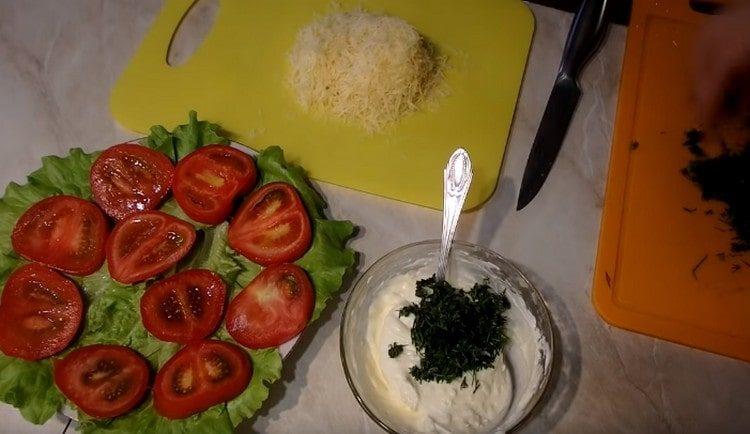 Adăugați mărar tocat în maioneză cu usturoi și amestecați.