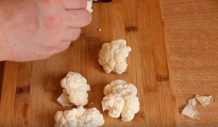 Květák se dělí na květenství.