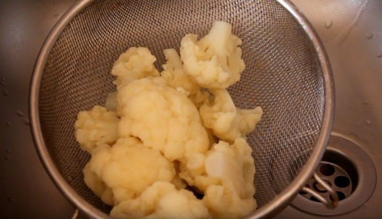 Zelí vařte ve slané vodě, sklopte v cedníku.