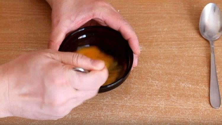 Beat vejce s vidličkou.