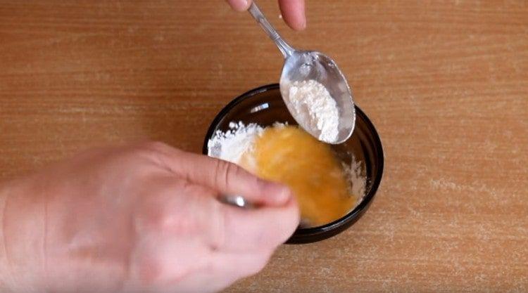 Přidejte mouku a promíchejte těsto.