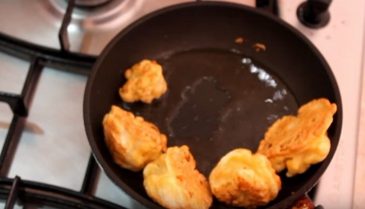 Fry květenství na obou stranách.