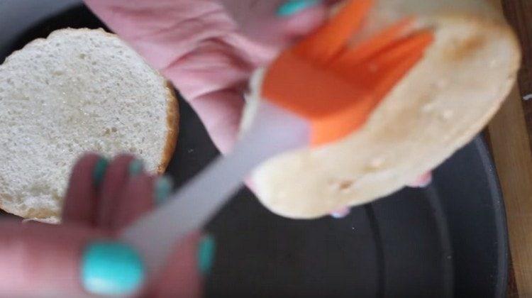 Skær burgerbolle i halvdelen og fedt med vegetabilsk olie