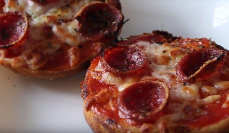 Bages blå pizza i ovnen.