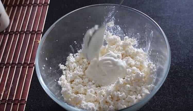 Bland cottage cheese med creme fraiche.