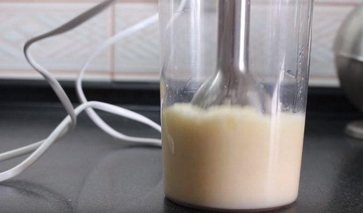 Vi afbryder ingredienserne med en blender.